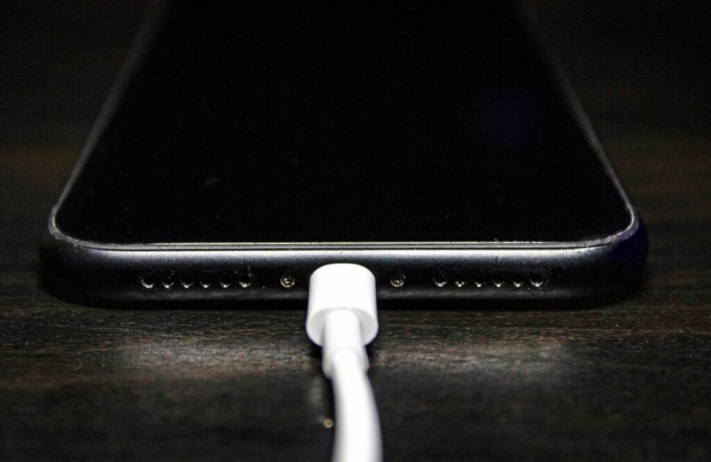 How To Clean Iphone Charging Port With Toothbrush? 2 How do I clean my iPhone dirty charging port