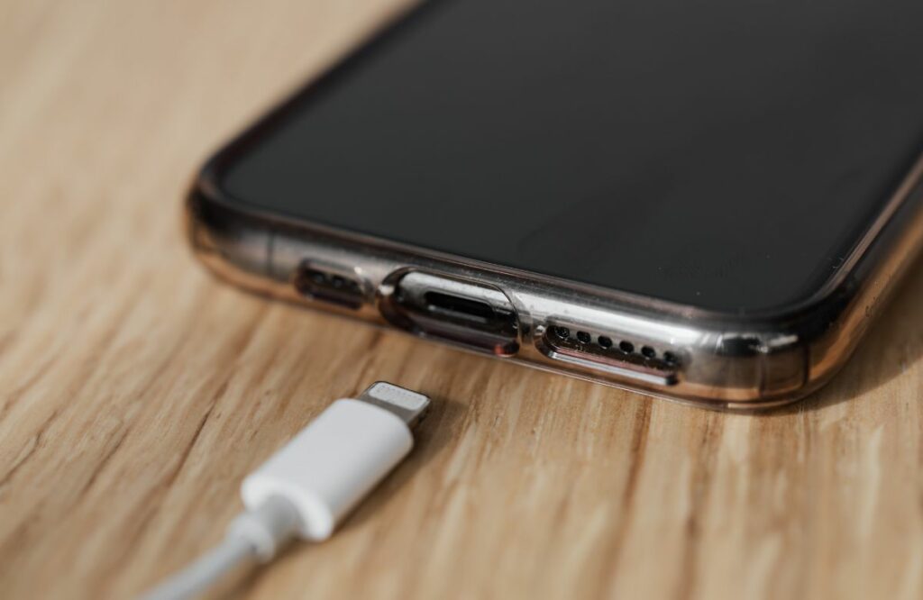 How To Clean Iphone Charging Port With Toothbrush? 3 What can I use to clean my phone port